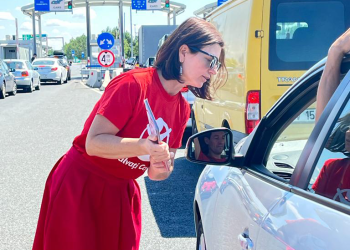 Salvați Copiii: Peste 21.000 de copii români nu au niciun părinte cu ei, în țară