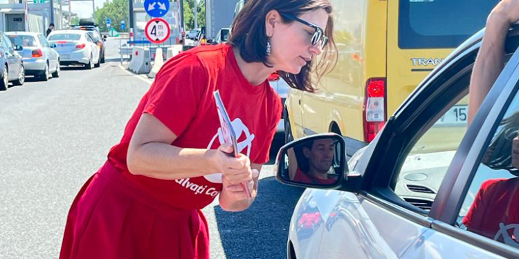 Salvați Copiii: Peste 21.000 de copii români nu au niciun părinte cu ei, în țară