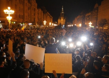 Să fi fost „noaptea cuțitelor lungi” pentru administrația Fritz?! „Performanța” de a ajunge de la adulat, la huiduit, în mai puțin de doi ani