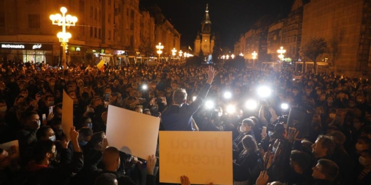 Să fi fost „noaptea cuțitelor lungi” pentru administrația Fritz?! „Performanța” de a ajunge de la adulat, la huiduit, în mai puțin de doi ani