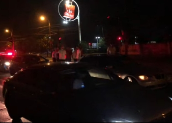 VIDEO Aproape de coma alcoolică, un șofer a fost blocat în trafic de taximetriștii din Timișoara, înainte să provoace o tragedie