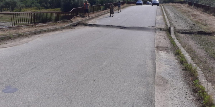 FOTO Pod din vestul țării, închis curculației! Riscă să se prăbușească în orice moment