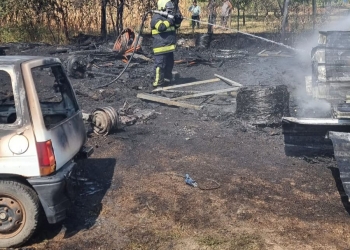 O mașina și două remorci făcute scrum, după un incendiu de vegetație