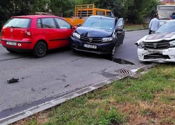 Două dintr-o lovitură! Mașini de poliție, șifonate de o soferiță neatentă