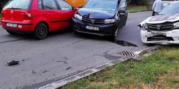 Două dintr-o lovitură! Mașini de poliție, șifonate de o soferiță neatentă