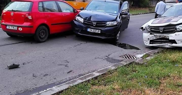 Două dintr-o lovitură! Mașini de poliție, șifonate de o soferiță neatentă