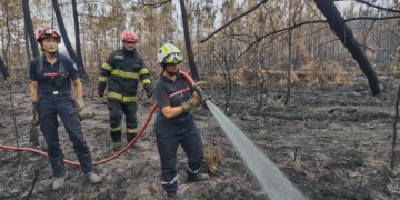 Pompierii din Timiș continuă lupta cu flăcările, în Franța