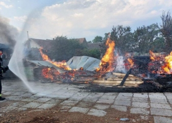 Incendiu puternic în localitatea Chevereșu Mare. Un bărbat a fost rănit