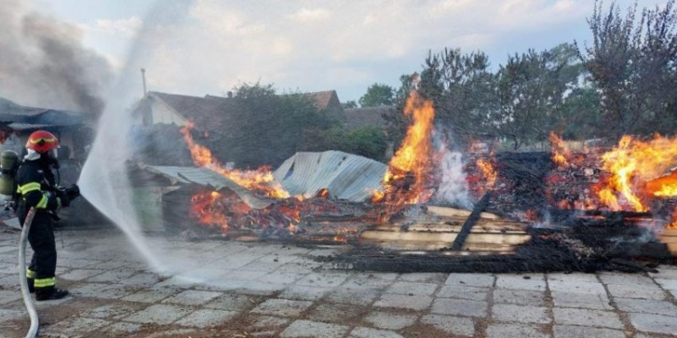 Incendiu puternic în localitatea Chevereșu Mare. Un bărbat a fost rănit