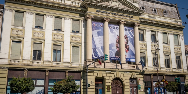 Echipamente IT pentru studenți și dotări moderne, la Universitatea „Aurel Vlaicu” din Arad