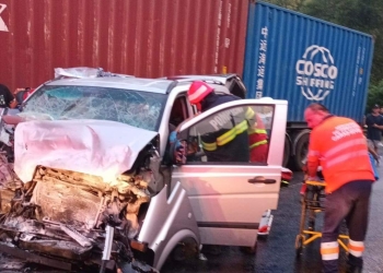 Încă un accident violent în Caraș – Severin, pe E70. Implicate, un microbuz și un TIR