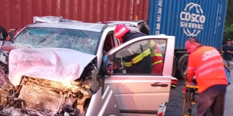 Încă un accident violent în Caraș – Severin, pe E70. Implicate, un microbuz și un TIR