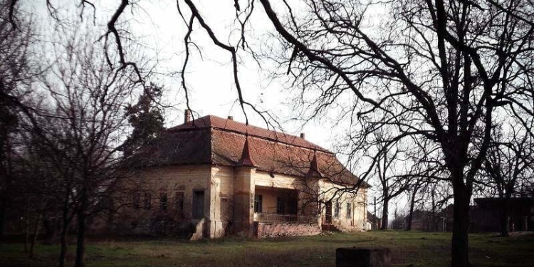 Obiective turistice de vizitat. Conacul Petala din Clopodia