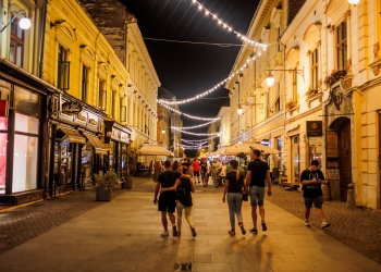 Culoar de lumină pe o stradă din centrul Timișoarei