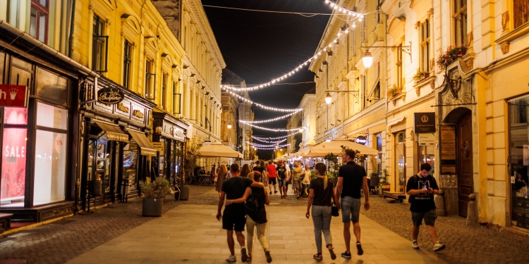 Culoar de lumină pe o stradă din centrul Timișoarei