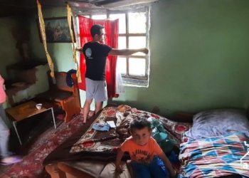 Doi copii din Timiș, crescuți de o mamă singură, vor avea un acoperiș deasupra capului, cu sprijinul voluntarilor de la Asociația Acasă în Banat