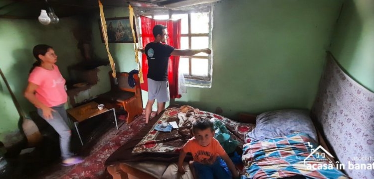 Doi copii din Timiș, crescuți de o mamă singură, vor avea un acoperiș deasupra capului, cu sprijinul voluntarilor de la Asociația Acasă în Banat