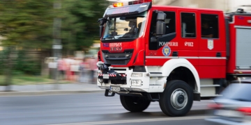 Incendiu de vegetație pe o stradă din Timișoara