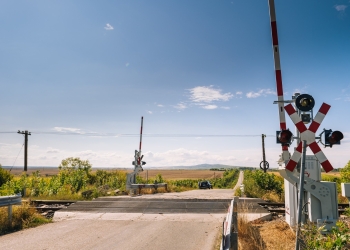 16 treceri la nivel cu calea ferată din vestul țării, modernizate
