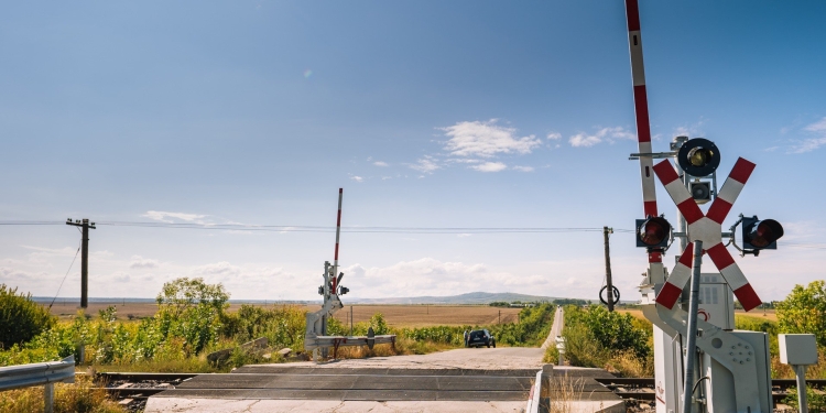 16 treceri la nivel cu calea ferată din vestul țării, modernizate