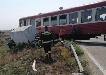 Microbuz lovit de tren în Comloșu Mare