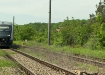 Femeie rătăcită pe calea ferată