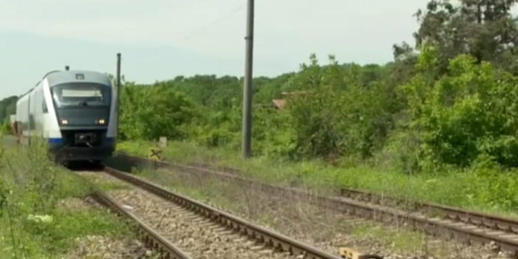 Femeie rătăcită pe calea ferată