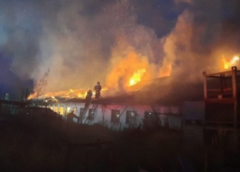 Incendiu de proporții la un depozit de mobilă de lângă Timișoara