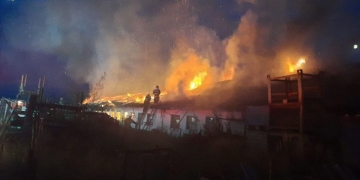 Incendiu de proporții la un depozit de mobilă de lângă Timișoara