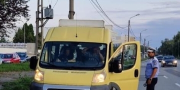 Băuți, fără asigurare obligatorie, fără centură de siguranță! Așa îi transportau unii șoferi, pe elevii din Timiș