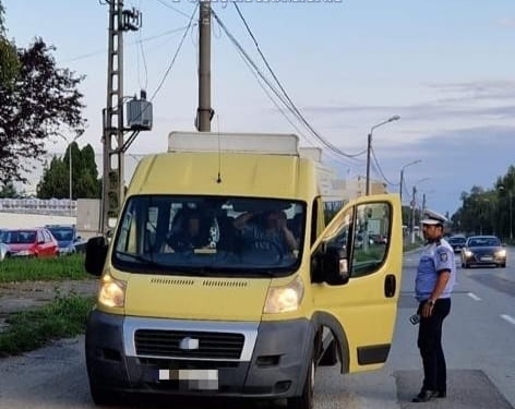 Băuți, fără asigurare obligatorie, fără centură de siguranță! Așa îi transportau unii șoferi, pe elevii din Timiș