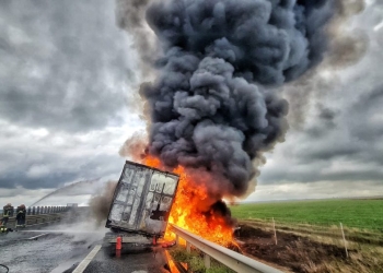 VIDEO UDAPE: Cauza probabilă a producerii incendiului este supraîncălzirea sistemului de frânare. Tir în flăcări în apropiere de Timișoara! Fumul s-a văzut de la km distanță