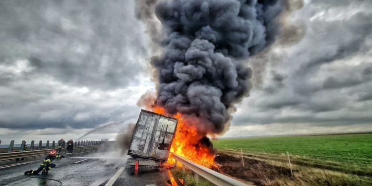 VIDEO UDAPE: Cauza probabilă a producerii incendiului este supraîncălzirea sistemului de frânare. Tir în flăcări în apropiere de Timișoara! Fumul s-a văzut de la km distanță