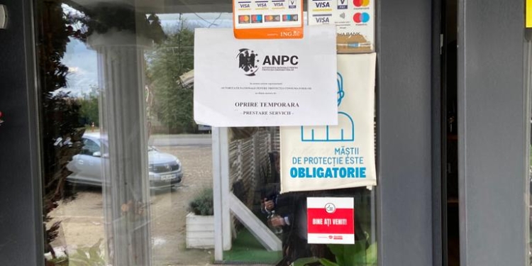 FOTO/VIDEO Gândaci, muște, produse expirate și mizerie – asta au găsit inspectorii OPC la o brutărie și un restaurant din Orțișoara