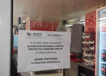 FOTO Produse mucegăite, expirate, cuptoare și tăvi nespălate, toate găsite în Auchan-urile din Timișoara. Inspectorii OPC au aplicat amenzi de zeci de mii de lei