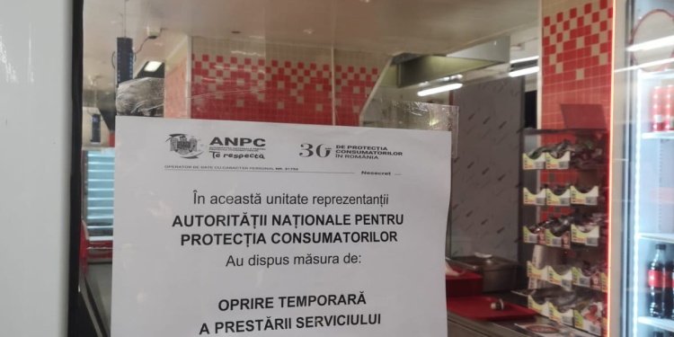 FOTO Produse mucegăite, expirate, cuptoare și tăvi nespălate, toate găsite în Auchan-urile din Timișoara. Inspectorii OPC au aplicat amenzi de zeci de mii de lei