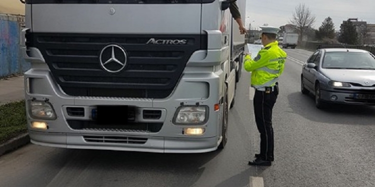 Nici praful de pe Calea Stan Vidrighin nu a acoperit nesimțirea unor șoferi! Zeci de amenzi aplicate în weekend