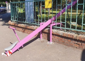 „Artă” la Timișoara: balansoar ce trece printr-un gard, viral pe Internet