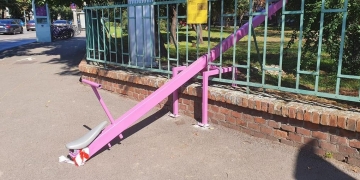 „Artă” la Timișoara: balansoar ce trece printr-un gard, viral pe Internet