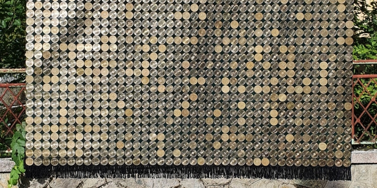 Artă stradală furată, la Timișoara! Un covor bătut cu monede de 50 de bani a dispărut