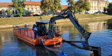 Canalul Bega, curățat de vegetație pentru ca vaporașele să poată circula fără probleme