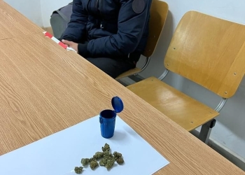 Un tânăr de 20 de ani a fost reținut după ce a fost prins cu marijuana în buzunar