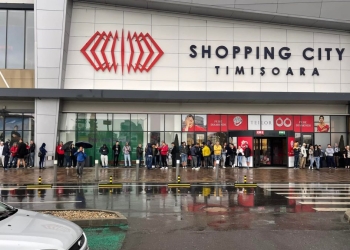 VIDEO Zeci de candidați la obținerea permisului de conducere, umiliți! Au fost ținuți la ușa unui centru comercial, în ploaie