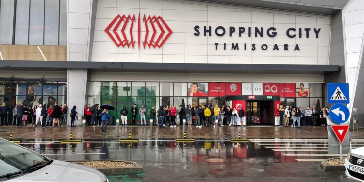 VIDEO Zeci de candidați la obținerea permisului de conducere, umiliți! Au fost ținuți la ușa unui centru comercial, în ploaie