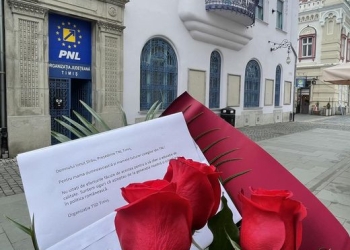 Flori de la tinerii social-democrați pentru mamele colegilor liberali, care au scandat „să le … mamele!”, la Școala de Vară a PNL