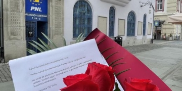 Flori de la tinerii social-democrați pentru mamele colegilor liberali, care au scandat „să le … mamele!”, la Școala de Vară a PNL