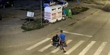 Amendați de poliție după ce au aruncat gunoiul pe stradă