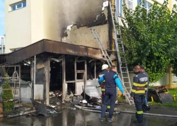 Sute de elevi evacuați! Un incendiu a izbucnit într-o școală din vestul țării