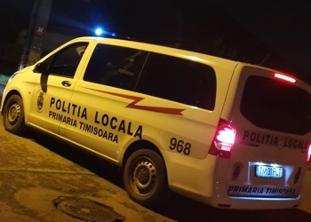 Doi tineri au aruncat cu o sticlă de bere într-un polițist local