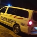 Doi tineri au aruncat cu o sticlă de bere într-un polițist local